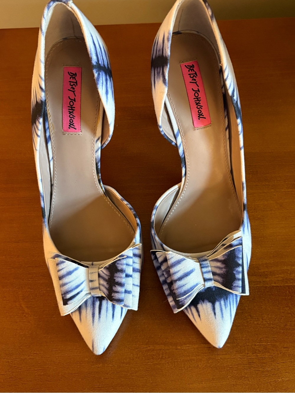 Betsey Johnson White & Navy Tie-Dye Bow Pointed D'Orsay Pumps